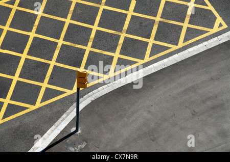 Gelbe Linien auf der Straße Marke keine-stoppen-Gegend in der Nähe von einer roten Ampel/Kreuzung Stockfoto