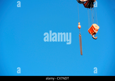 Kranhaken vor einem strahlend blauen Himmel Stockfoto