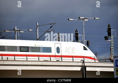 High-Speed Intercity Express ICE Zug im Bahnhof Berlin-Deutschland Stockfoto