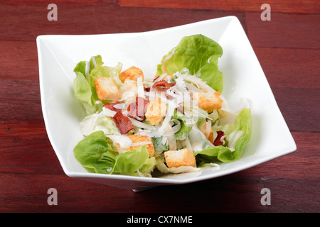 Gemüsesalat mit Salman, Tometo, Brot auf weißen Teller. Stockfoto