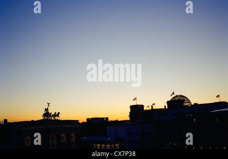 Denkmal der Quadriga auf dem Brandenburger Tor und Reichstag Stockfoto