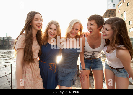 Fünf junge Frauen stehen auf einem Steg neben der Spree, Berlin, Deutschland Stockfoto