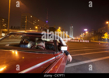 Zwei männliche Auto-Crash-Opfer vor Sitz mit zwei verzweifelte Frauen im hinteren Sitz Stockfoto