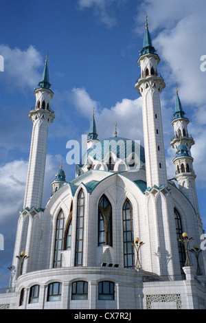 Fassade des Qolsharif Moschee gegen bewölktem Himmel im Kasaner Kreml, Russland Stockfoto