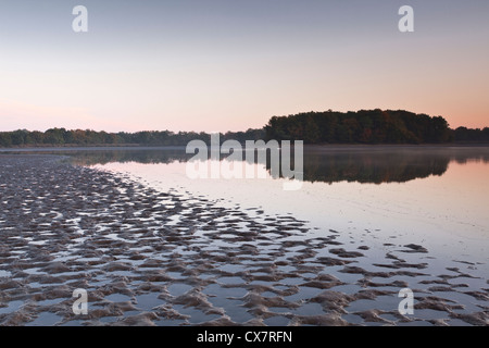 Ein See in der Dämmerung in La Brenne Region Zentralfrankreich. Stockfoto