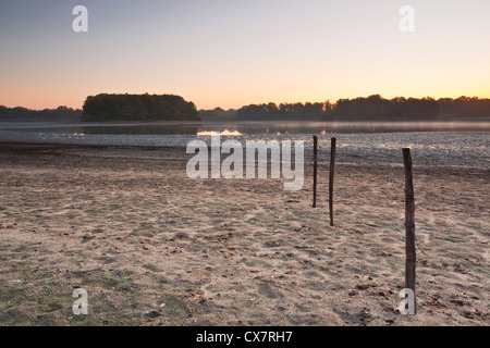 Ein See in der Dämmerung in La Brenne Region Zentralfrankreich. Stockfoto