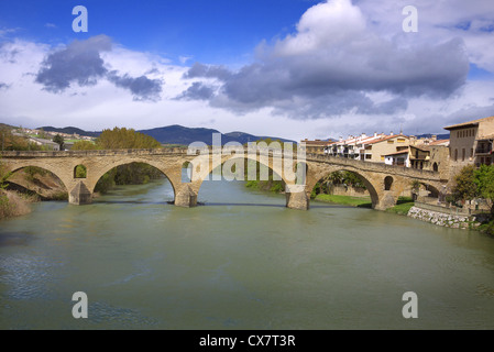 Die Brücke von Puente La Reina über den Fluss Arga in Spanien. Stockfoto