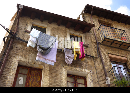 Waschen von oben Windows in Estella, Spanien hängen. Stockfoto