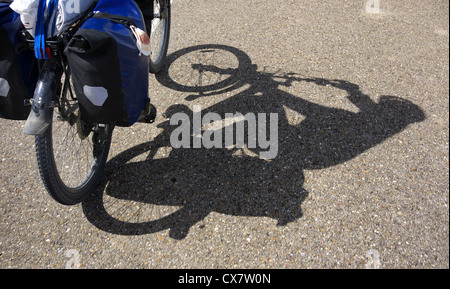 Schatten der Radtouristen auf dem Jakobsweg nach Santiago De Compostela. Stockfoto