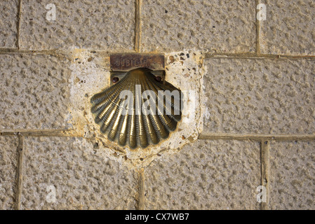 Eine Messing-Jakobsmuschel entlang der Route des Camino nach Santiago De Compostela, Spanien. Stockfoto