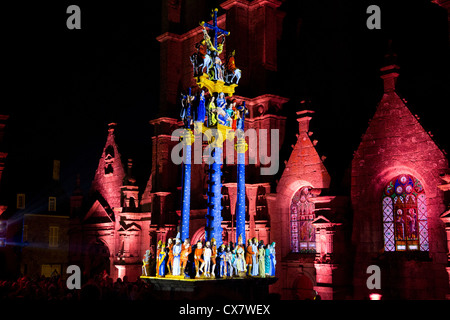 Beleuchtung du Calvaire de St. Thégonnec .illumination des Kalvarienberges am St. Thegonnec. Finistère. Bretagne. Frankreich Stockfoto