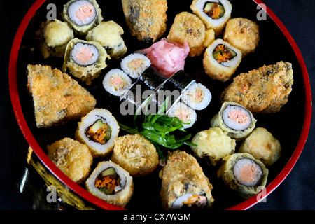 Eine Auswahl an verschiedenen Arten von Sushi einschließlich: Sushi Maki, Futo Maki, Insideout und Tiefe gebratenes Sandwich Stockfoto