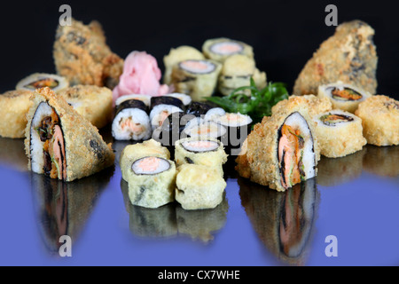 Eine Auswahl an verschiedenen Arten von Sushi einschließlich: Sushi Maki, Futo Maki, Insideout und Tiefe gebratenes Sandwich Stockfoto