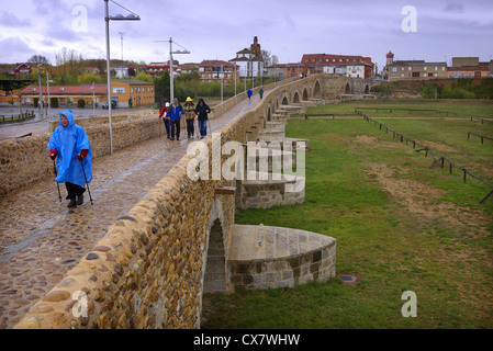 Puente de Orbigo Brücke in Hospital de Orbigo, Spanien. Stockfoto