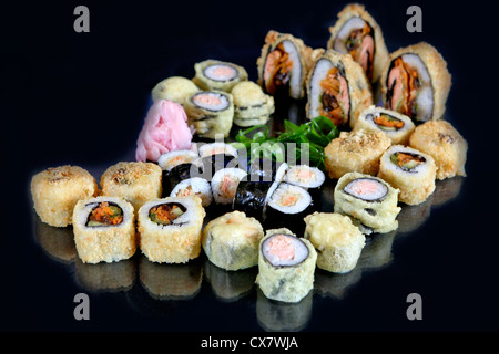 Eine Auswahl an verschiedenen Arten von Sushi einschließlich: Sushi Maki, Futo Maki Insideout Stockfoto