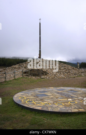 Cruz de Ferro auf Puerto Irago auf dem Camino de Santiago in Spanien. Stockfoto