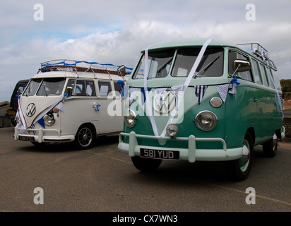 Zwei VW Wohnmobile als Hochzeit Limousinen, Cornwall, UK Stockfoto