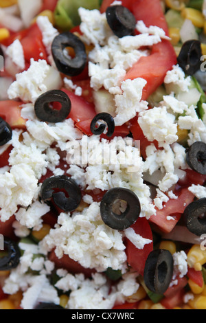 Griechischer Salat mit Tomaten, Gurken, Feta-Käse und schwarzen Oliven Stockfoto