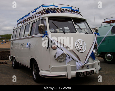 VW Wohnmobil als Hochzeitsauto, Cornwall, UK Stockfoto