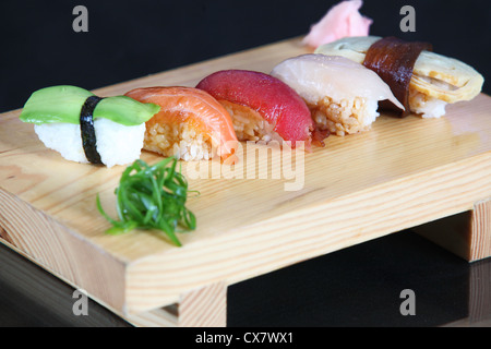 Eine Auswahl an verschiedenen Arten von Sushi einschließlich: Sushi Maki, Futo Maki Insideout Stockfoto