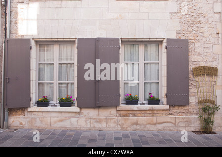 Zwei Fenster mit Blick auf eine Straße in Azay le Rideau in Frankreich. Stockfoto