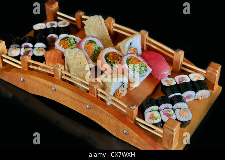 Eine Auswahl an verschiedenen Arten von Sushi einschließlich: Sushi Maki, Futo Maki Insideout Stockfoto