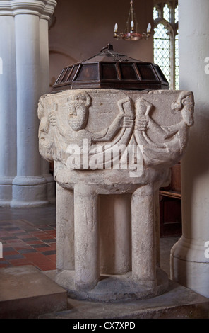 Wassermännern auf einem Norman oder früheren Schrift in Str. Georges Kirche am Anstey, Herts Stockfoto