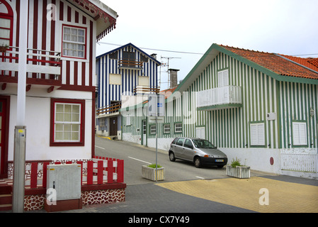 Dekorative Gebäude in Costa Nova in der Nähe von Aveiro in Portugal. Stockfoto