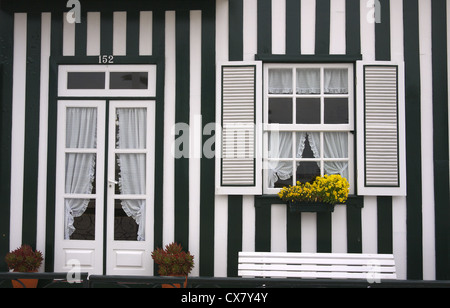 Dekorative Gebäude in Costa Nova in der Nähe von Aveiro in Portugal. Stockfoto