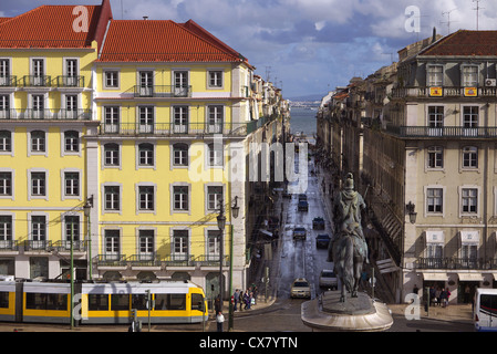 Blick nach unten Rua Da Prata vom Praca da Figueira in Lissabon, Portugal. Stockfoto