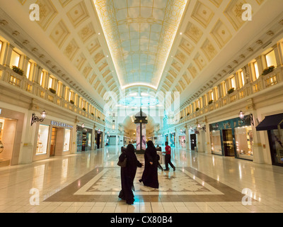 Innere des gehobenen Villaggio Shopping Mall in Doha Katar Stockfoto