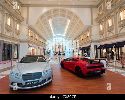 Luxus-Autos auf dem Display im Inneren des gehobenen Villaggio Shopping Mall in Doha Katar Stockfoto