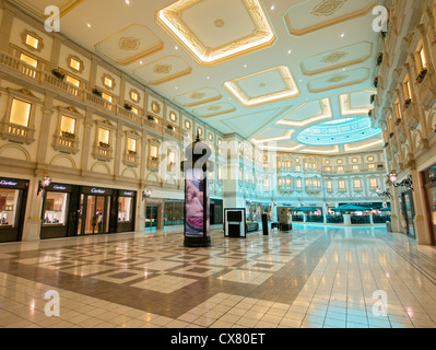 Innere des gehobenen Villaggio Shopping Mall in Doha Katar Stockfoto