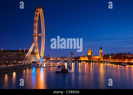 Blick über den Fluss Themse in Richtung London Eye und den Houses Of Parliament Stockfoto