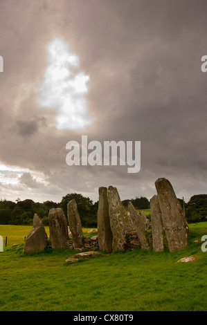 Stehenden Steinen am Eingang zum Cairn 1 beim Heiligen Kammern Cairns Cairn Stockfoto