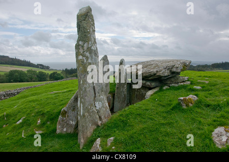 Stehenden Steinen am Eingang zum Cairn 2 beim Heiligen Kammern Cairns Cairn Stockfoto