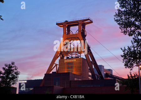 Sonnenuntergang auf den Förderturm des Schachtes 12 auf Zollverein Coal Mine Industriekomplex in Essen, Deutschland Stockfoto