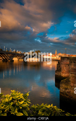 Berwick nach Tweed gebadet im Abendlicht einen Blick auf die Stadt und die Guildhall von Tweedmouth Stockfoto