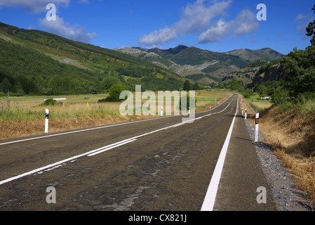 Langen, geraden Straße in der Nähe von Cistierna in Spanien. Stockfoto