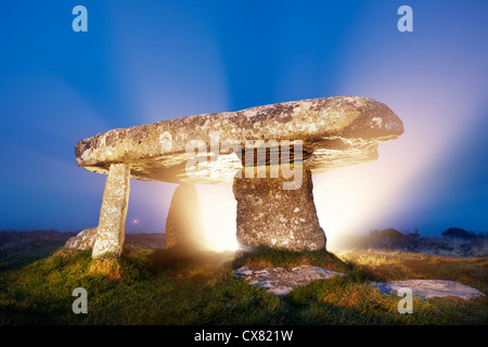 Lanyon Quoit, antike Monument West Cornwall mit Licht gemalt. Stockfoto