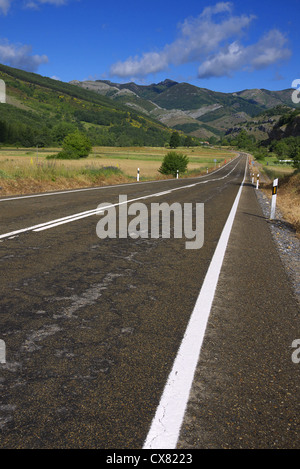 Gerade Straße in Zentralspanien. Stockfoto