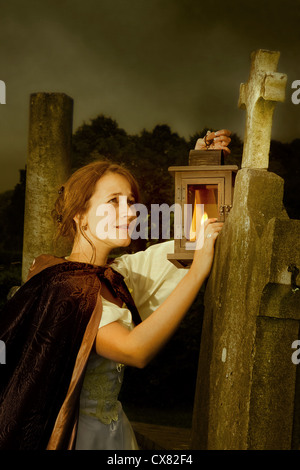 Halloween-Szene eine viktorianische Dame auf einem Friedhof Stockfoto