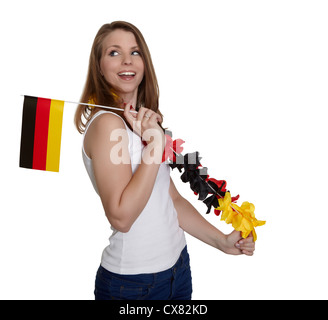 Attraktive Frau zeigt deutsche Flagge und lächelt vor weißem Hintergrund Stockfoto