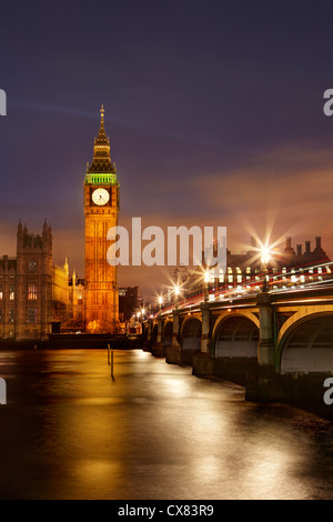 Blick über die Themse, Big Ben und den Houses Of Parliament bei Nacht Stockfoto