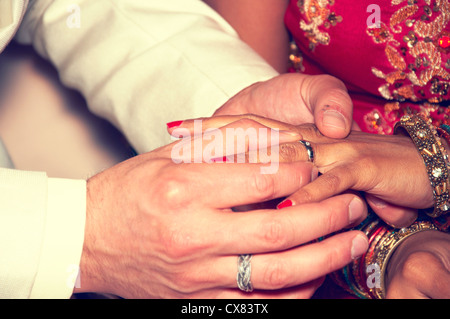 Hände eines Braut und Bräutigam tragen Ringe Stockfoto