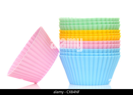 Stapel von einer Vielzahl von bunten Cupcake Liner in Pastellfarben Stockfoto