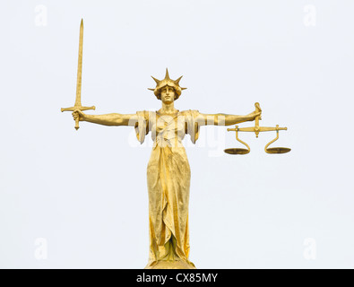 Die gold Bronzestatue der Justitia mit Schwert und Waage oberhalb der zentralen Strafgerichtshof Old Bailey, London Stockfoto