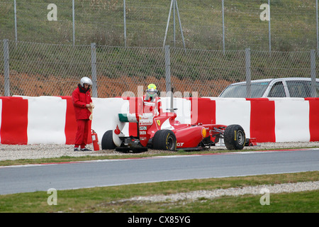 Felippe Massa holt aus seinem Ferrari nach dem Absturz während 2011 Vorsaisontests in Montmelo, Barcelona, Spanien Stockfoto