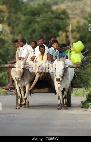 Ochsenkarren transportieren Dorfbewohner Andhra Pradesh in Indien Stockfoto