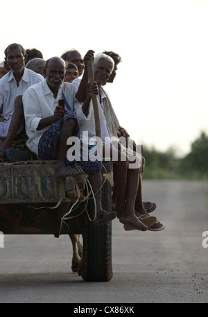 Ochsenkarren transportieren Dorfbewohner Andhra Pradesh in Indien Stockfoto